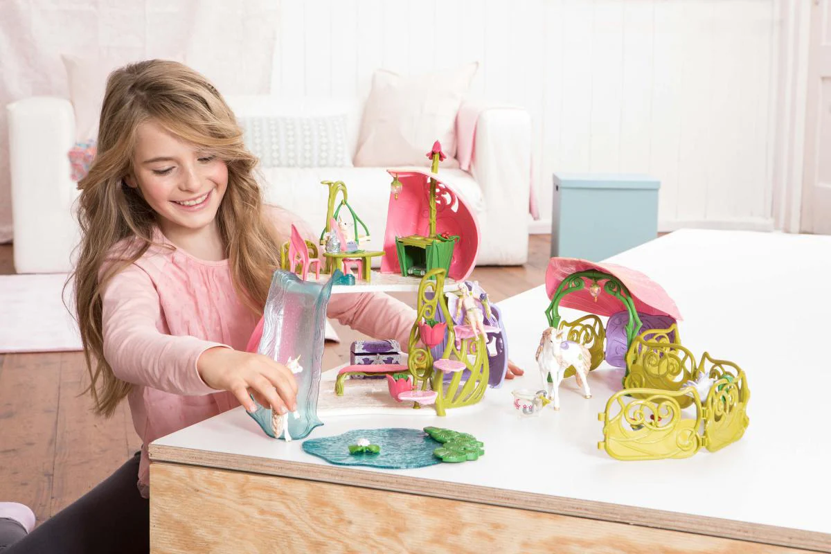 Casa de flores brillante con unicornios, lago y establo - Image 11